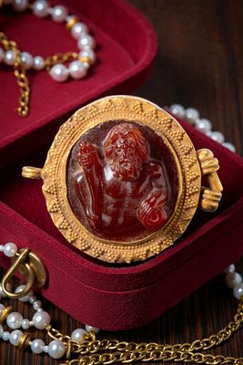 ROMAN CARNELIAN CAMEO OF A RIVER GOD IN HIGH KARAT GOLD PENDANT. Ca. AD 1 - 50 A circular gold 