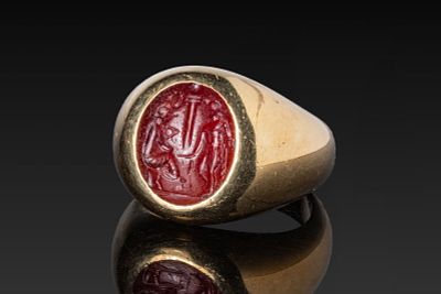 ROMAN CARNELIAN INTAGLIO OF DEITIES AND INSCRIPTION IN HIGH KARAT GOLD RING. Ca. AD 50 - 200 A 