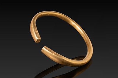 HEAVY ROMAN HIGH KARAT SOLID 88G GOLD SNAKE BRACELET. Ca. 100 BC - AD 100 A solid gold 