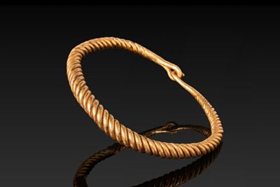 ROMAN HIGH KARAT GOLD TWISTED BRACELET. Ca. AD 1 - 300 A 21kt gold bracelet formed from a 