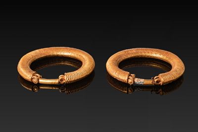 ROMAN PAIR OF HIGH KARAT GOLD EARRINGS WITH ENGRAVED LEAF MOTIF. Ca. AD 1 - 200 A matched pair 