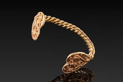 HEAVY VIKING PERIOD HIGH KARAT GOLD BRACELET WITH HEART-SHAPED FINIALS. Ca. AD 1000 - 1200 A 