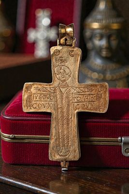 HEAVY BYZANTINE HIGH KARAT GOLD ENKOLPION WITH CRUCIFIXION AND INSCRIPTIONS. Ca. AD 1000 - 1200 