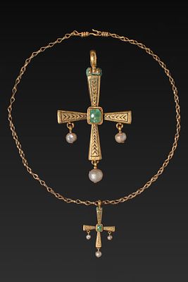 BYZANTINE GOLD NECKLACE WITH NIELLO AND HIGH KARAT GOLD CROSS PENDANT SET WITH EMERALDS AND PEARLS. 