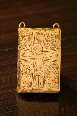 MEDIEVAL HIGH KARAT GOLD AND ROCK CRYSTAL RELIQUARY PENDANT WITH CRUCIFIXION. Ca. AD 1300 - 1500 