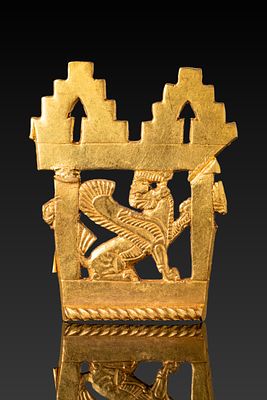 ASSYRIAN HIGH KARAT GOLD OPENWORK PLAQUE WITH GRIFFIN IN THE TEMPLE. Ca. 800 - 600 BC A 22kt 