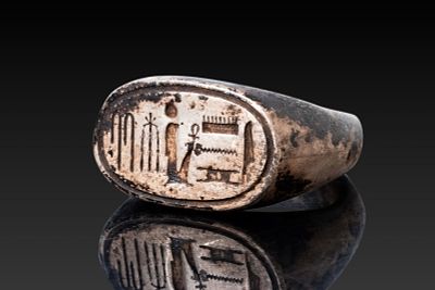 EGYPTIAN SOLID SILVER RING WITH HIEROGLYPHIC INSCRIPTION. New Kingdom, Ca. 1550 - 1069 BCA solid 