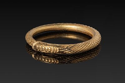 EGYPTIAN HIGH KARAT GOLD OUROBOROS RING. New Kingdom, Ca. 1550 - 1069 A gold ring modelled as a 