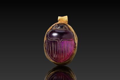 EGYPTIAN GOLD PENDANT WITH AMETHYST HEART SCARAB. New Kingdom, Ca. 1550 - 1069 BCA gold sheet 