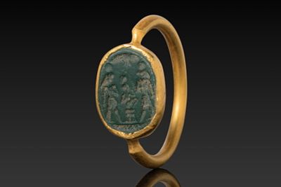 EGYPTIAN GREEN JASPER INTAGLIO OF HARPOCRATES ON LOTUS FLANKED BY DEITIES IN 20.5KT GOLD RING. Ca 