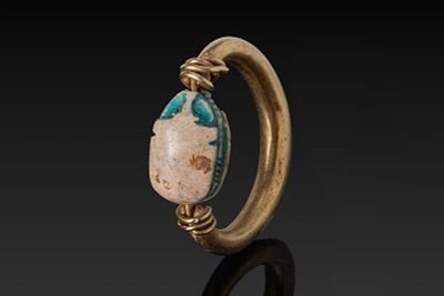 EGYPTIAN GOLD SWIVEL RING WITH GLAZED STEATITE SCARAB. Late Period, Ca. 664 - 332 BCA gold 