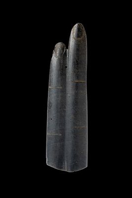 EGYPTIAN BLACK HARD STONE TWO-FINGER AMULET. Late Period, Ca. 664 - 332 BC A black hardstone 