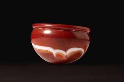 GRAECO-EGYPTIAN BANDED AGATE BOWL. Ca. 664 - 30 BCA banded agate bowl with a thick, pronounced 