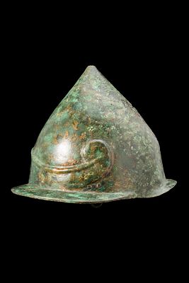 RARE GREEK KONOS TYPE BRONZE HELMET. Ca. 300 - 100 BC A bronze pilos helmet with a tall conical 
