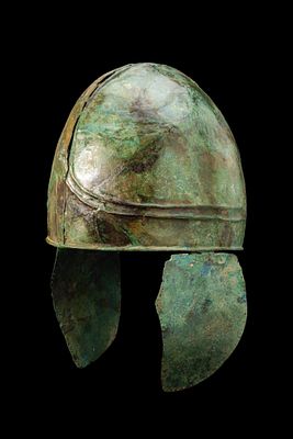CHALCIDIAN / ATTIC BRONZE HELMET WITH CHEEKPIECES. Ca. 300 - 200 BC A bronze helmet of 