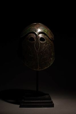SUPERB CORINTHIAN BRONZE HELMET WITH INCISED WILD BOARS - ex. Axel Guttmann. Ca. 450-400 BC A 