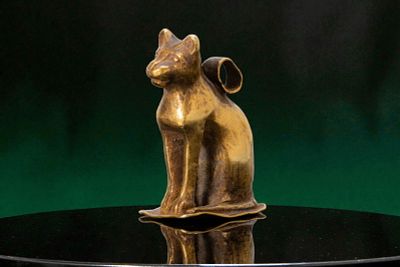 EGYPTIAN HIGH KARAT GOLD CAT PENDANT. Late Period, Ca. 664 - 332 BC. A gold pendant in the form 