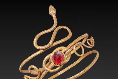 STUNNING EGYPTIAN HIGH KARAT GOLD DOUBLE SNAKE BRACELET WITH GARNETS. Ptolemaic Period, Ca. 332 