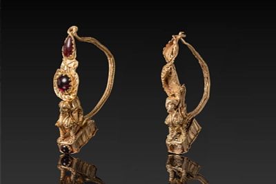 PAIR OF GREEK HIGH KARAT GOLD AND GARNET EARRINGS WITH SPHINXES. Ca. 200 - 1 BC. A matched pair 