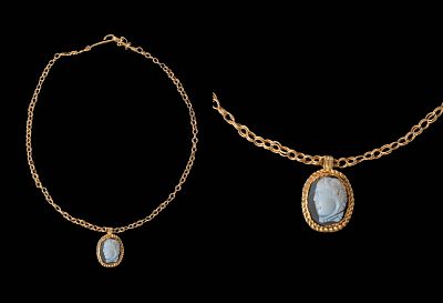 ROMAN HIGH KARAT GOLD NECKLACE WITH CAMEO OF ALEXANDER THE GREAT AS HERAKLES. Ca. AD 50 - 200. A 