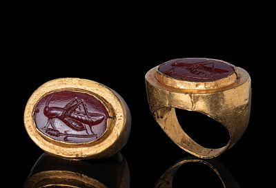 HELLENISTIC HIGH KARAT GOLD RING WITH CARNELIAN INTAGLIO OF A LOCUST. Ca. 300 - 200 BC. A gold 