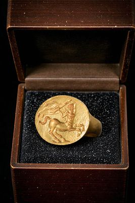 GREEK SOLID HIGH KARAT GOLD RING WITH THE CENTAUR NESSUS WITH CLUB AND NEMEAN LION SKIN. Ca. 100 