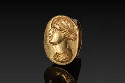 GREEK SOLID HIGH KARAT GOLD RING WITH A PTOLEMAIC QUEEN. Ca. 332 - 30 BC. A gold ring with a 