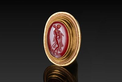 LARGE HELLENISTIC HIGH KARAT GOLD RING WITH CARNELIAN INTAGLIO OF OMPHALE. Ca. 200 - 1 BC. A 