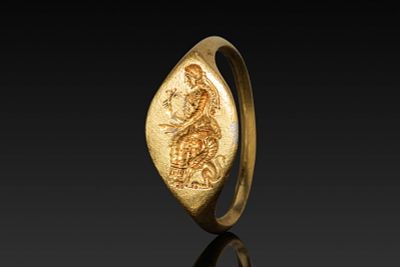 HELLENISTIC SOLID HIGH KARAT GOLD RING WITH PORTRAIT OF ARSINOE II AS A GODDESS. Ca. 270 - 250 