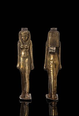 LARGE PHOENICIAN HIGH KARAT GOLD PENDANT OF ISIS WITH INSCRIPTION. Ca. 600 - 400 BC. A gold 