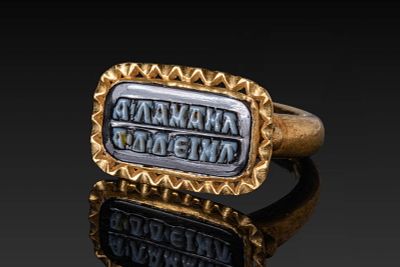 ROMAN HIGH KARAT GOLD OPENWORK RING WITH INSCRIBED SARDONYX. Ca. AD 300. A gold ring with a 
