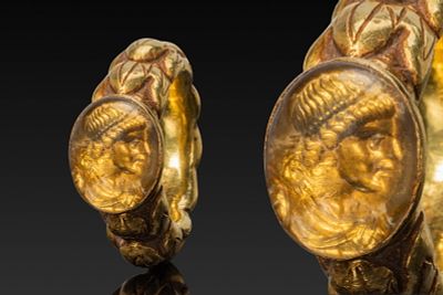 STUNNING ROMAN HIGH KARAT GOLD RING WITH HOLOGRAPHIC INTAGLIO OF APOLLO. Ca. AD 100 - 200. A 