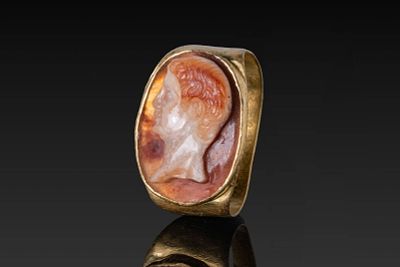 ROMAN JULIO CLAUDIAN HIGH KARAT GOLD RING WITH AGATE CAMEO OF YOUNG JULIUS CAESAR OR AUGUSTUS. Ca 