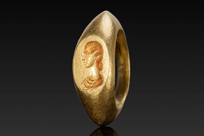LATE ROMAN SOLID HIGH KARAT GOLD RING WITH PORTRAIT OF JULIA DOMNA. Ca. AD 193 - 211. A gold 
