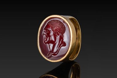 ROMAN HIGH KARAT GOLD RING WITH CARNELIAN INTAGLIO PORTRAIT OF EMPEROR TITUS. Ca. 100 BC - AD 