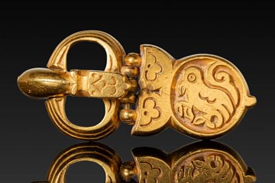 BYZANTINE HIGH KARAT GOLD BELT BUCKLE WITH BIRD. Ca. AD 600 - 700. A gold belt buckle composed 