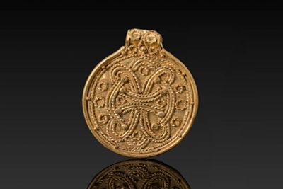 VIKING PERIOD HIGH KARAT GOLD PENDANT WITH INTRICATE KNOT MOTIF. Ca. AD 1000 - 1200. A gold 