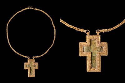 STUNNING BYZANTINE HIGH KARAT GOLD AND GLASS CROSS PENDANT WITH CHAIN. Ca. AD 600. A cross 
