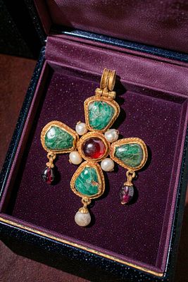 SUPERB BYZANTINE HIGH KARAT GOLD CROSS PENDANT WITH EMERALDS, GARNET AND PEARLS. Ca. AD 400 - 