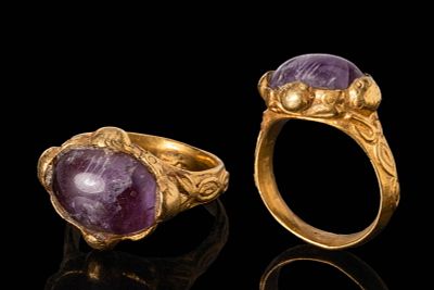 LARGE VIKING EASTERN HIGH KARAT GOLD RING WITH AMETHYST CABOCHON. Ca. AD 700 - 1200. A gold ring 