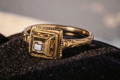 SUPERB RENAISSANCE HIGH KARAT GOLD RING WITH ORIGINAL DIAMOND INSERT. Ca. AD 1550 - 1650. A gold 