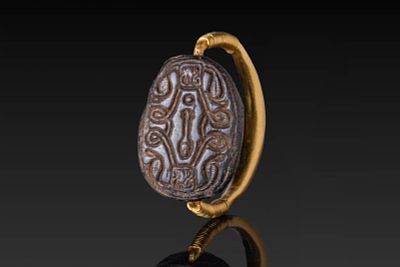 EGYPTIAN HIGH KARAT GOLD SWIVEL RING WITH ENGRAVED SCARAB. Middle Kingdom to Third Intermediate 