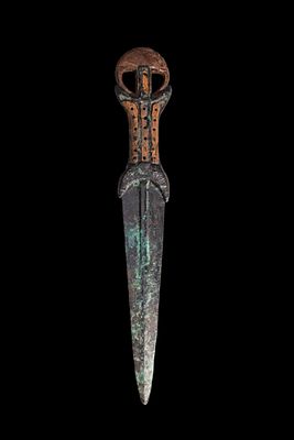 EGYPTIAN BRONZE AND WOOD SHORT DAGGER. Middle Kingdom, Ca. 2055 - 1790 BC. A bronze dagger with 