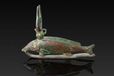 EGYPTIAN BRONZE OXYRHYNCHUS FISH AMULET. Late Period, Ca. 664 - 332 BC. A bronze amulet cast in 