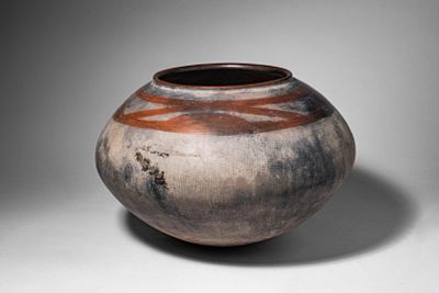TANZANIA NYAKUSA TERRACOTTA POT. Ca. late 19th - 20th century AD. >A terracotta pot of globular 