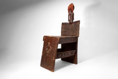CONGOLESE WOODEN CHAIR WITH FEMALE FIGURE. Ca. 20th century AD. > A carved wooden chair with a 