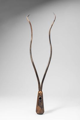 ZULU SNUFF CONTAINER. Ca. 19th - 20th century AD. >A snuff container formed with a tapered body 