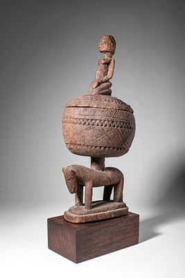 DOGON CEREMONIAL BOWL MOUNTED ON HORSE, WITH FIGURATIVE LID. Ca. 19th -20th century AD. >A 