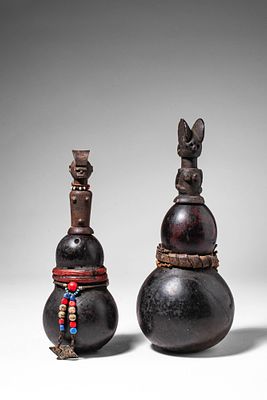 PAIR OF CALABASH VESSELS WITH FIGURATIVE STOPPERS. Ca. 20th century AD. >A pair of calabash 