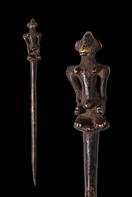 FINE ZANDE / MANGBETU WOODEN HAIRPIN. Ca. 19th - 20th century AD. A Zande / Mangbetu hairpin 